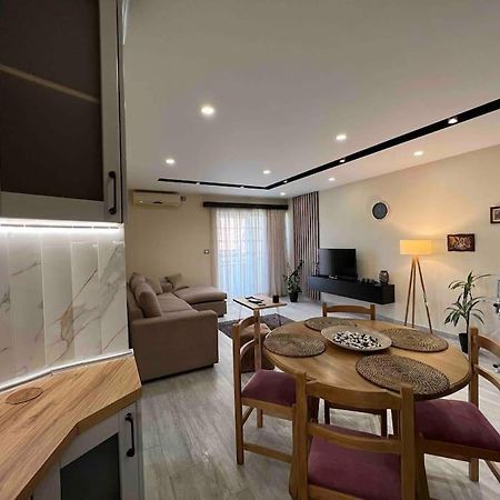Great Apartament Near Lake & Blloku Area Tirana Bagian luar foto